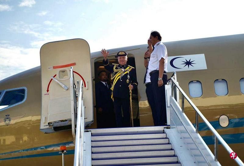 柔佛苏丹依布拉欣从士乃机场王室停机坪登机前往吉隆坡，他离开前向到场恭送他的柔佛州政府官员挥手道别。（取自苏丹依布拉欣脸书）