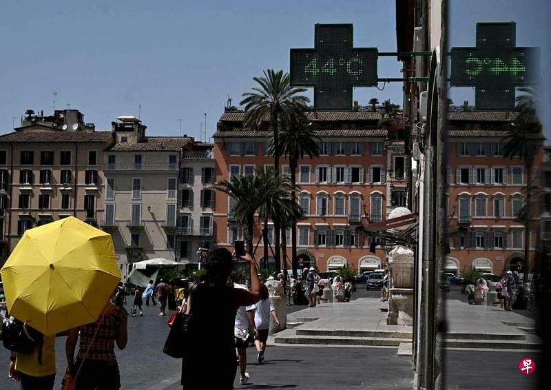 意大利西西里岛希拉库萨以48.8摄氏度创下欧洲大陆有记录以来的最高气温纪录。图为2023年7月17日，罗马街头测出当地气温为44摄氏度。（法新社）