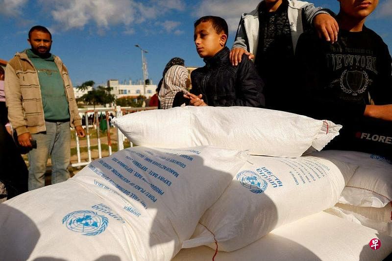 联合国近东巴勒斯坦难民救济和工程处（UNRWA）为加沙地区约200万人提供服务。它估计，如果资金得不到恢复，它将被迫在2月底前暂停运作。图为去年11月该机构向加沙居民派发面粉。（路透社）