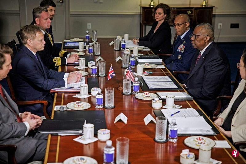 到华盛顿访问的英国防长沙普斯（左二）1月31日在五角大楼同美国防长奥斯汀（右二）举行会谈。（法新社）