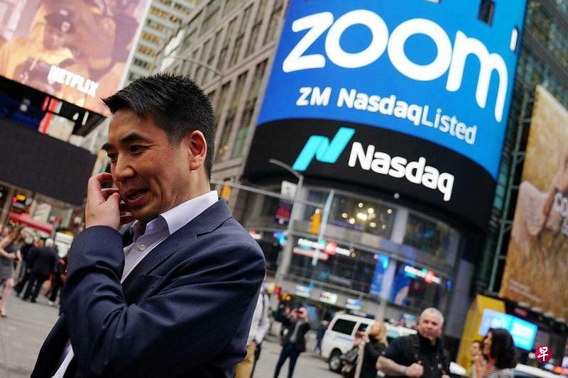 2019年4月，Zoom在美国纽约纳斯达克上市时，首席执行官袁征参加了敲钟仪式后与Zoom商标合影。（路透社）