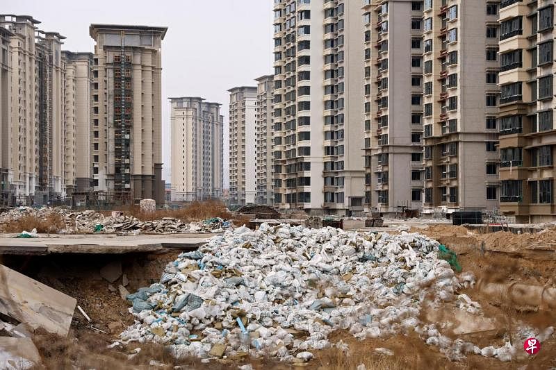 2月1日，中国石家庄一处未完成的居民楼建设，开发商是早前被香港法院下达清盘令的恒大集团。（路透社）