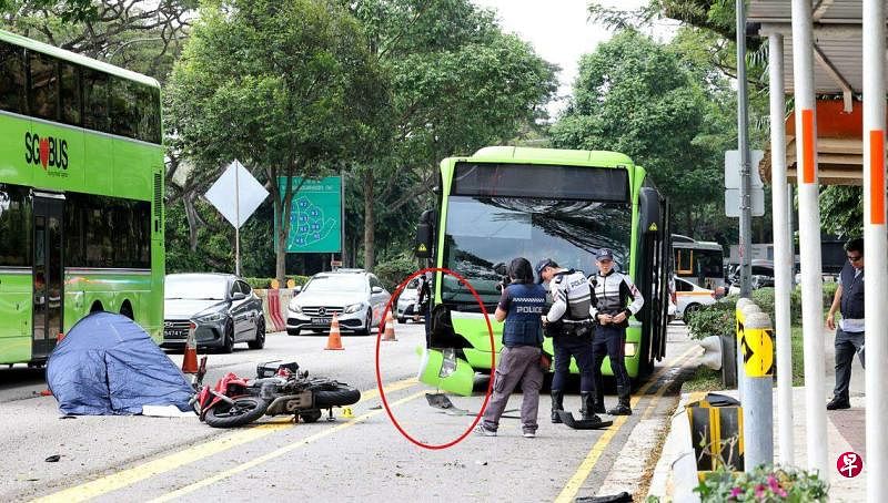 一辆电单车疑与巴士发生碰撞，结果遭尾随罗厘碾过，19岁学生当场不治。（庄耿闻摄）