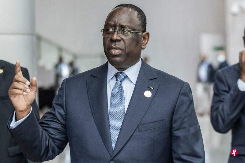 西非国家塞内加尔总统萨勒星期六（2月3日）宣布，由于选举过程中存在争议，他将推迟原定于2月25日举行的总统选举。（法新社）
