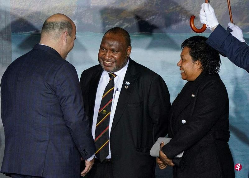 2023年11月15日，巴布亚新几内亚总理马拉佩（中）和夫人，到美国旧金山出席亚太经济合作组织领导人非正式会议。（路透社）