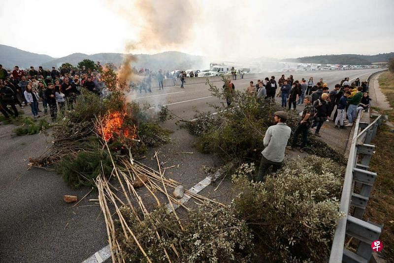 欧洲多国的农民近期频频举行抗议活动，反对欧洲联盟施行绿政。2月6日，西班牙农民聚集在赫罗纳（Girona）附近的AP-7高速公路上。点燃树木，抗议价格压力、税收和绿色监管政策。（路透社）