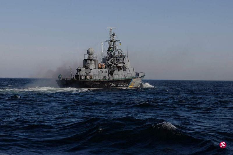 乌克兰与俄罗斯的战斗持续，乌方最近加大了对俄国的无人机攻击。图为在黑海水域巡逻的乌克兰军舰。（路透社）