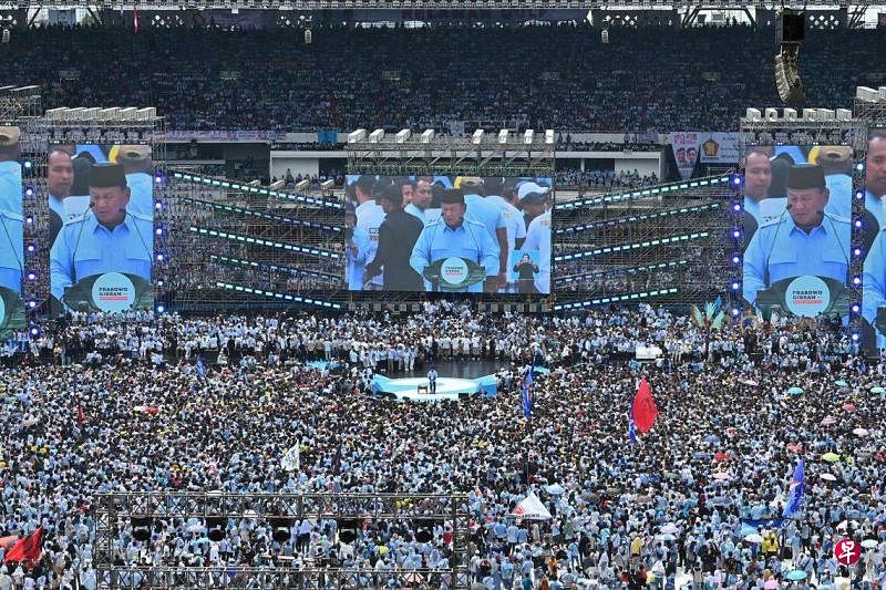 2月10日，印尼总统候选人普拉博沃（荧幕中）在首都雅加达举行最后一场集会，并向到场的近十万名支持者发表讲话。（法新社）