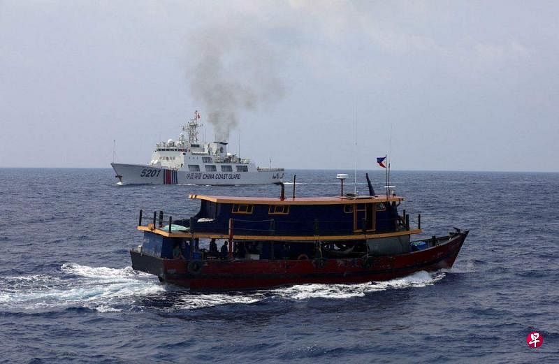 自去年起，中国和菲律宾围绕南中国海主权有争议的岛礁持续紧张对峙，两国船只发生碰撞，菲律宾指责中国船只发射水炮。（路透社）