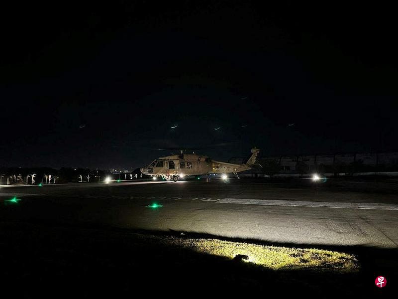 2月12日凌晨，以军用直升机把获救人质费尔南多·西蒙·马曼和路易斯·黑尔，送到特拉维夫一医疗中心。（路透社）