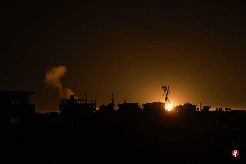 以色列军方2月12日发表声明称，对加沙南部进行了“一系列袭击”，这轮袭击已“结束”。图为天亮前，拉法城里出现炮弹火焰。（法新社）