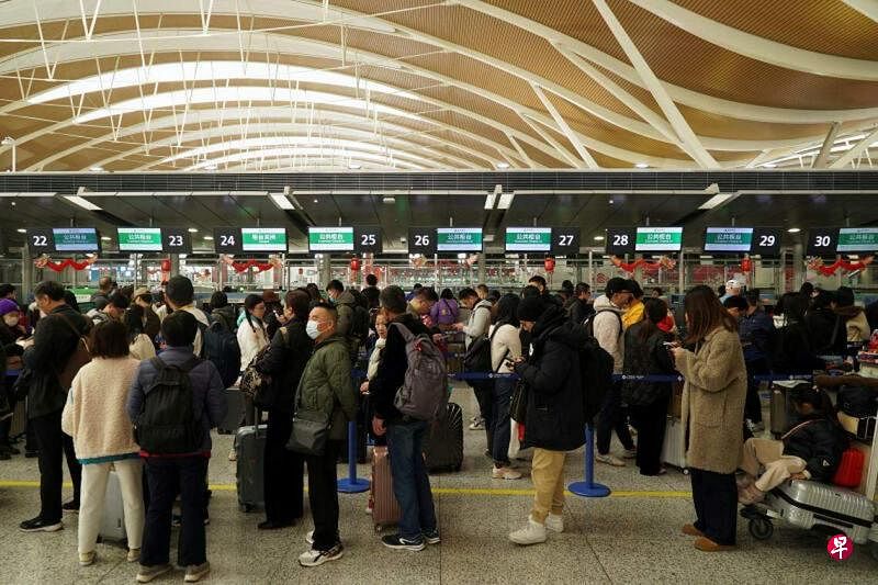 数据显示中国和新加坡实施免签新政三天，上海浦东机场口岸逾1万人出入境。图为大批旅客2月9日在上海浦东国际机场排队办理登机手续。（路透社）