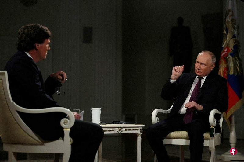 2月6日，美国电视新闻主持人卡尔森（左）在莫斯科采访俄罗斯总统普京。这是俄乌战争爆发近两年以来，普京首次接受美国媒体采访。（路透社）