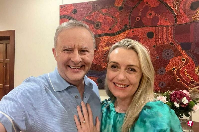 澳大利亚总理阿尔巴尼斯星期四（2月15日）早上宣布，他于情人节求婚成功，并在社交媒体平台X发布他与女友的合照。（法新社）