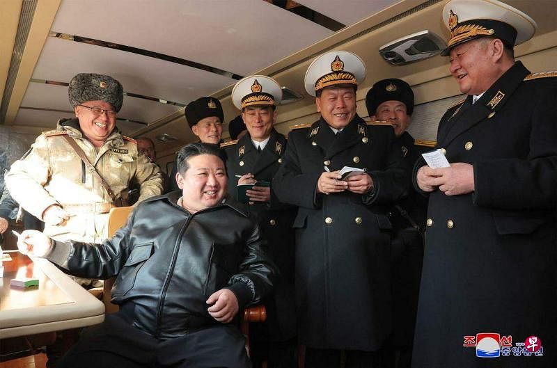 朝中社星期四（2月15日）发布的照片显示，朝鲜领袖金正恩（前排坐着）星期三（14日）指导“鱼鹰-6”型海军新型地对舰导弹的验收试射工作。（法新社）