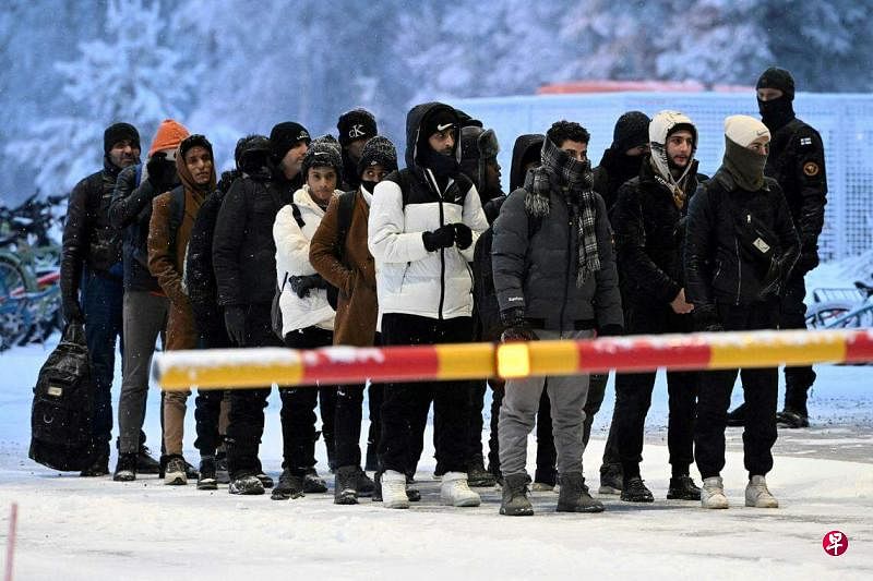 2023年11月，一些抵达芬兰北部萨拉边境的移民排队等待入境。（路透社）
