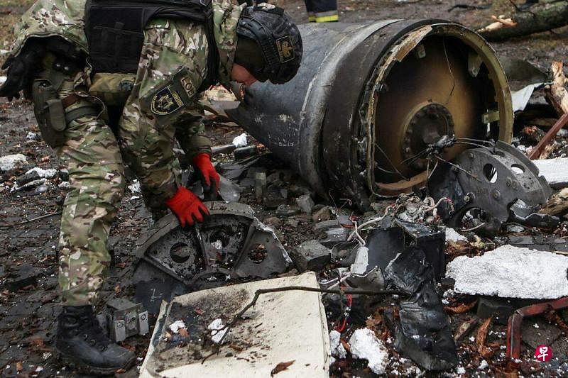 乌克兰拆弹小组成员正仔细查看俄罗斯今年1月2日袭击哈尔科夫的导弹残骸。（路透社）