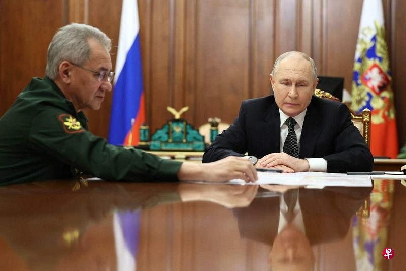 2月20日，俄罗斯总统普京（右）在克里姆林宫会见国防部长绍伊古，并表明俄罗斯坚决反对在太空部署核武器。（法新社）