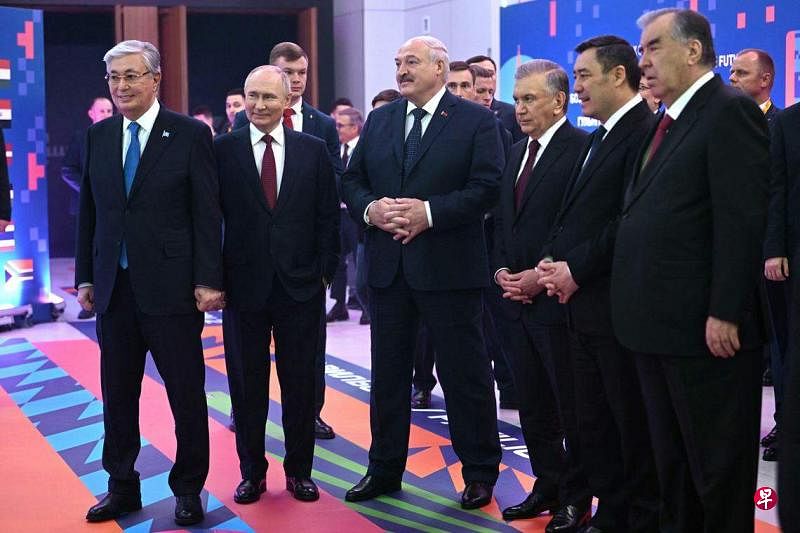 白罗斯政权严重依赖俄罗斯的政治和经济支持。2月25日，白罗斯总统卢卡申科（前排左三）说：“我们将永远与俄罗斯站在一起。”（路透社）
