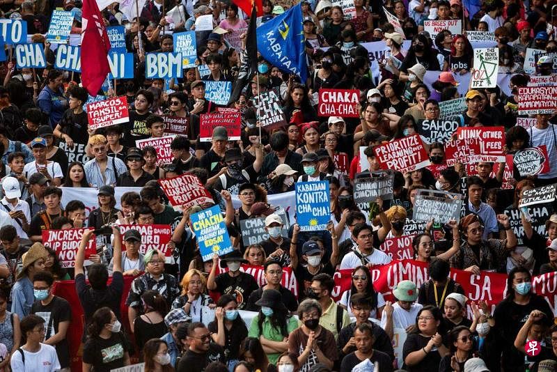 2月25日，菲律宾人在马尼拉游行，纪念推翻现总统小马可斯的父亲马可斯的独裁统治的“人民力量”革命36周年。（路透社）