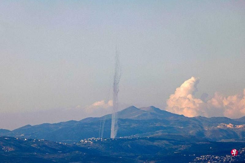 以色列边境26日拍摄的照片，显示从黎巴嫩南部向以色列发射的火箭弹。（法新社）