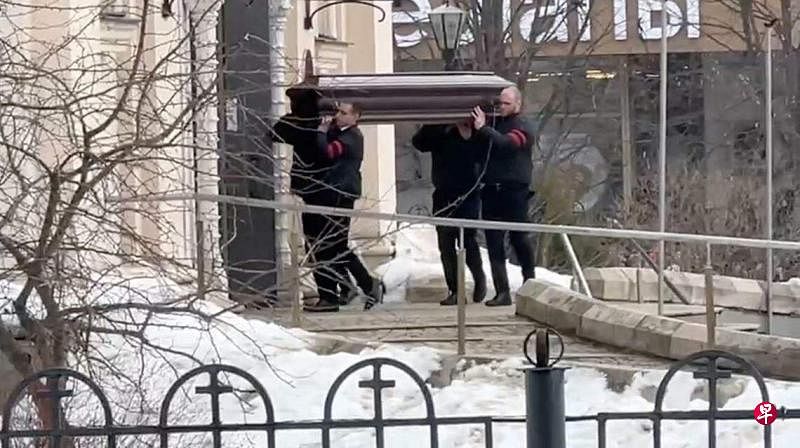 3月1日，人们抬着反对派领袖纳瓦尔尼的灵柩走进教堂。（路透社）