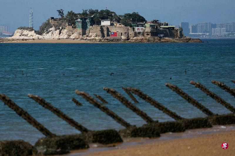 台湾定调金门翻船案为取缔三无船只意外事件。金门距离大陆厦门的外岛角屿只有1.8公里，图为金门海滩上设有防登陆路障。（路透社）