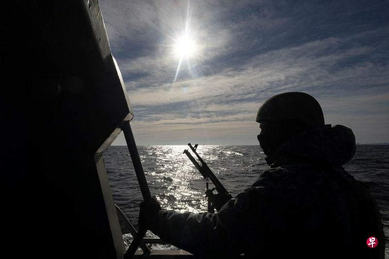 照片摄于2月7日，一名乌克兰海岸警卫队的军人在黑海的一艘巡逻艇上。（路透社）