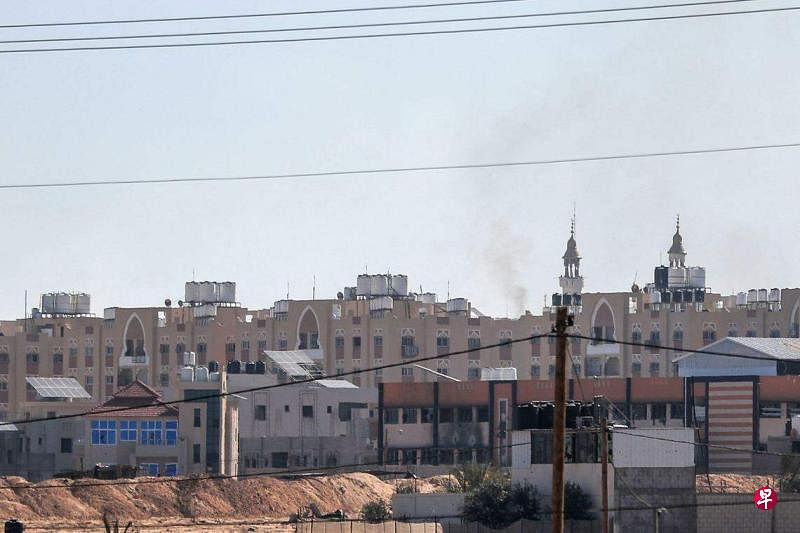照片摄于3月5日，加沙地带南部城市汗尤尼斯（Khan Yunis）的哈马德（Hamad）城区上空浓烟滚滚。（法新社）