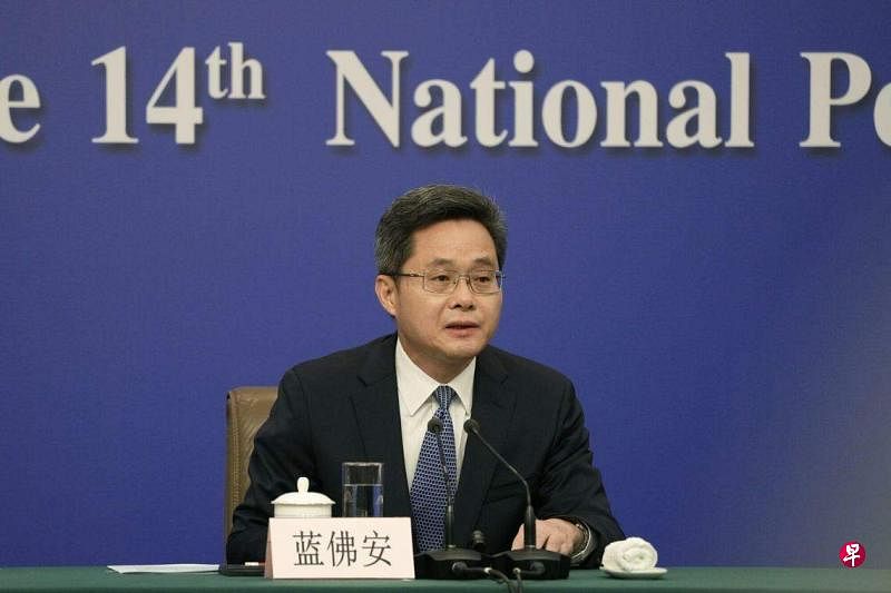 中国财长蓝佛安星期三下午在本届全国人大会议的经济主题记者会上说，党政机关过紧日子不是捂紧钱包不花钱，而是该花的花，该省的省。（彭博社）