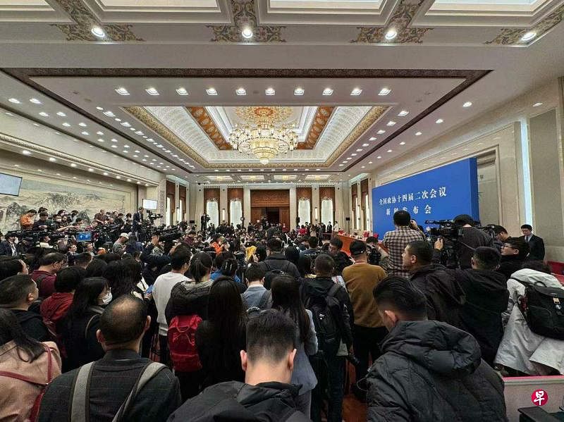 在星期日（3月3日）举行的中国全国政协会议新闻发布会上，媒体出席人数比疫情期间多出许多。（黄小芳摄）