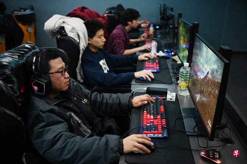 今年中国全国两会有人大代表和政协委员提案要对网络游戏实施禁令，引发舆论关注。图为北京民众1月26日在一家网吧玩网络游戏。（法新社）