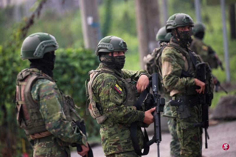 厄瓜多尔总统诺沃亚宣布将全国紧急状态延长30天，图为士兵们在第8区监狱外持枪站岗。（路透社）