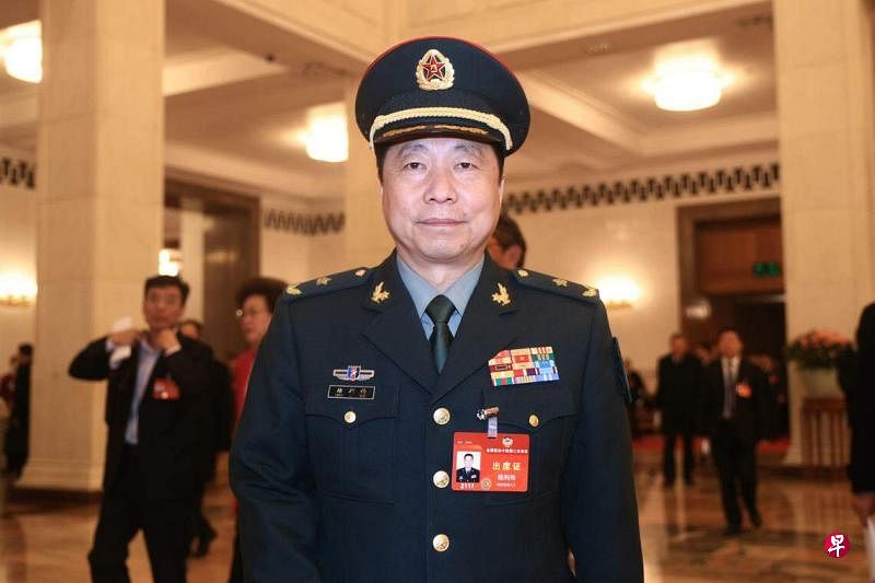 中国全国政协十四届二次会议3月9日在北京人民大会堂举行第三次全体会议。图为政协委员杨利伟出席会议。（香港中通社）