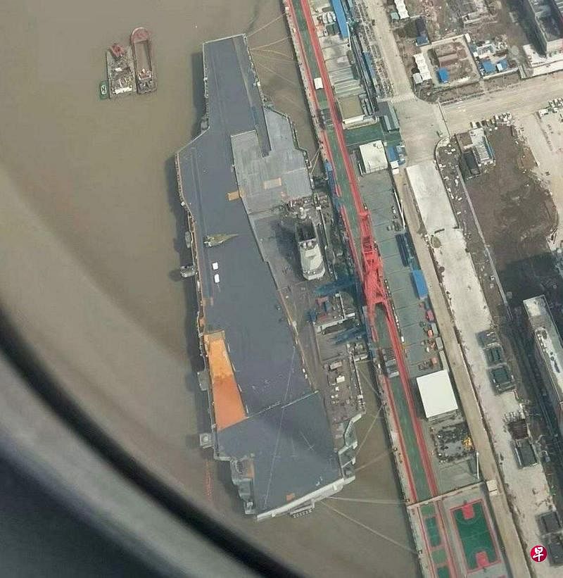 最近网上传出的空照图片显示，仍在进行系泊试验的福建舰，飞行甲板涂装已完成超过七成，预计很快就会进行首次海试。（互联网）