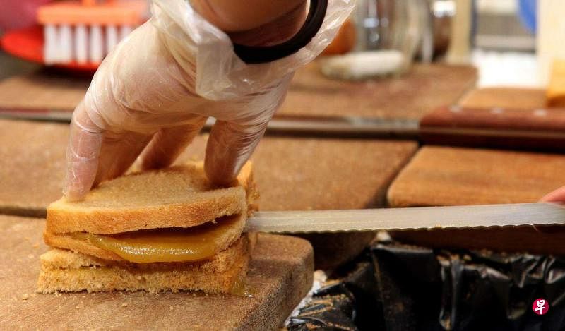 烤面包抹咖椰酱入选世界50大美味三文治，网站投选的是新加坡的咖椰面包，引起马来西亚网民热议。（档案照片）