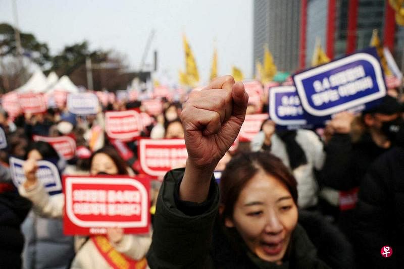韩国实习及住院医生为反对医学院扩招，已经罢工超过半个多月。图为3月3日韩国医生在首尔举行示威，高喊反对医学院扩招口号。（路透社）