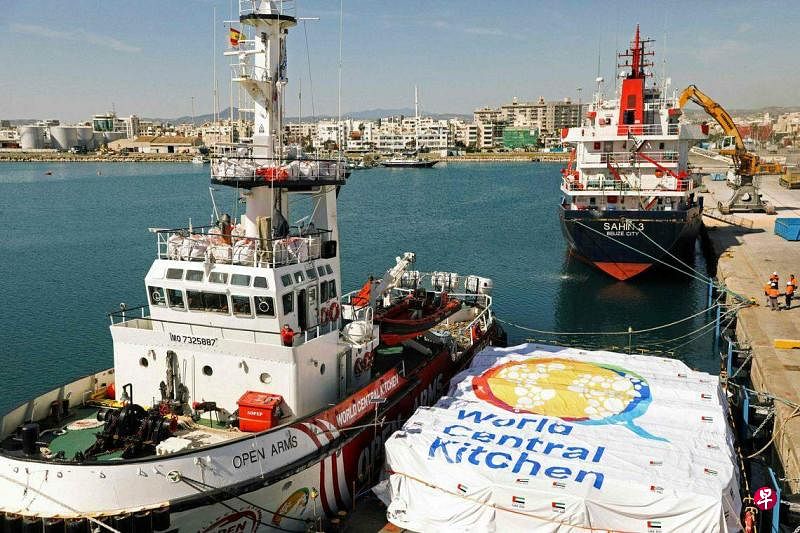 由西班牙慈善组织提供的救援船载有200公吨饮用水、面粉、大米和蛋白质等物资，星期二从塞浦路斯开往加沙地带。（法新社）