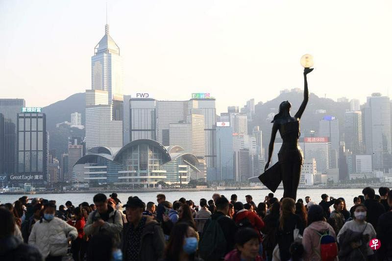有大陆网民调侃，提议将名字富有殖民地色彩的香港维多利亚海港，改名为延安港。图为维港海滨长廊挤满游客。（中通社）
