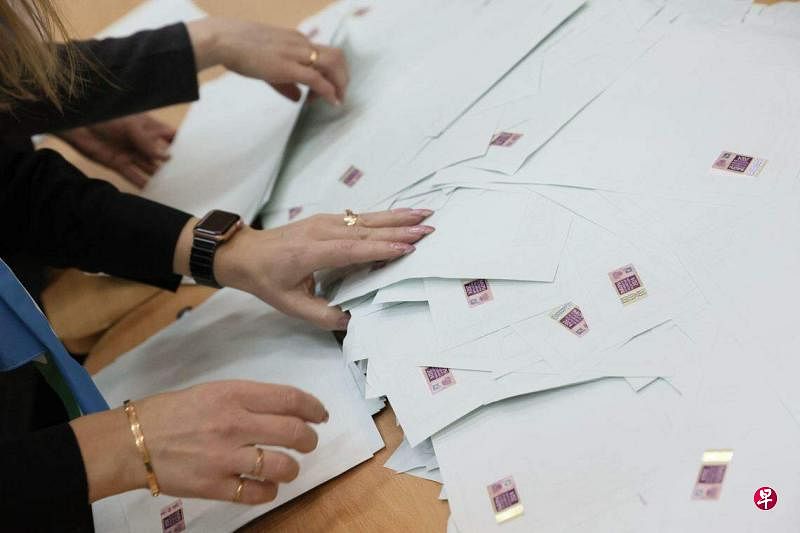 奇里亚蒂耶娃在选票背面用红色记号笔写下“拒绝战争”后将其放入投票箱。图为2024年3月17日，在叶卡捷琳堡的一个投票站，当地选举委员会成员正在统计俄罗斯总统选举的选票。（法新社）