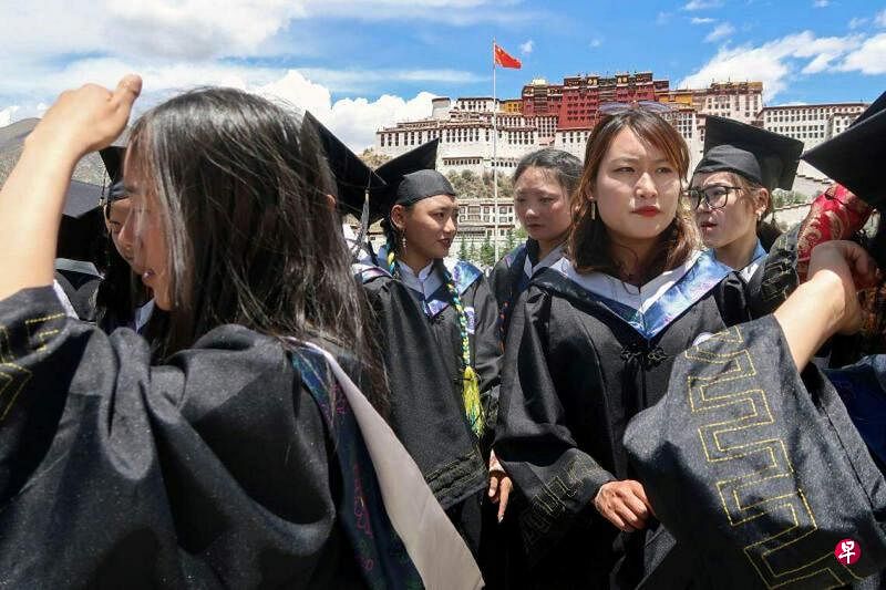 西藏官方星期一（3月18日）发布通知称，满足相关条件投资者子女，可在当地参加高考。图为2021年6月1日身穿毕业袍的大学生，在拉萨布达拉宫广场前拍照。（路透社 ）