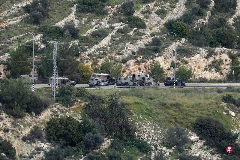 3月22日，约旦河西岸发生针对以色列定居者的枪击事件后，以军部队在当地犹太定居点多勒夫和巴勒斯坦城市拉姆拉附近集结。（法新社）