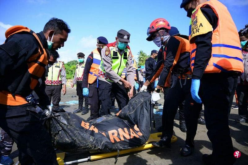 3月23日，印尼国家搜救局在亚齐省海岸搜寻失踪的罗兴亚难民。（法新社）