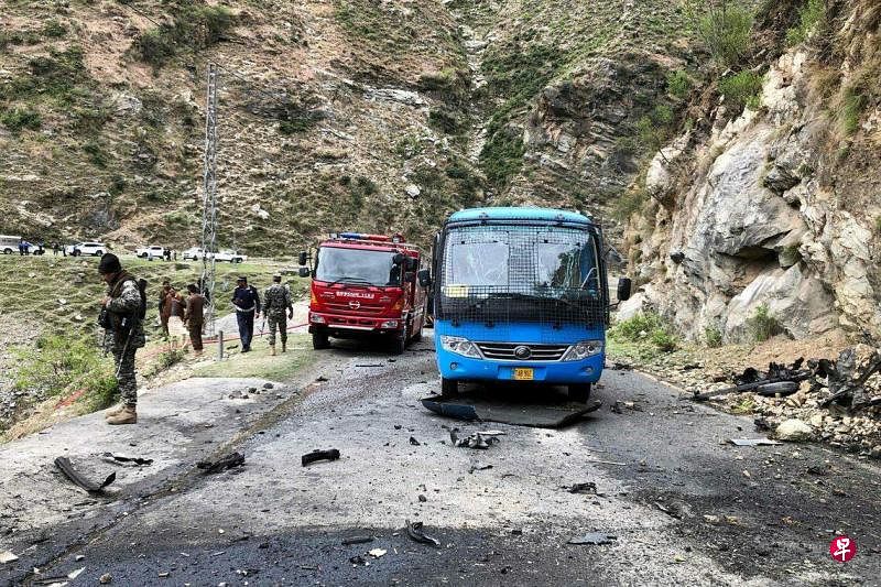 巴基斯坦开伯尔-普什图省3月26日发生自杀式袭击事件，袭击者在香拉区贝舍姆市（Besham）附近开车撞击中国工程师乘坐的车子，车辆坠入峡谷并起火。（法新社）