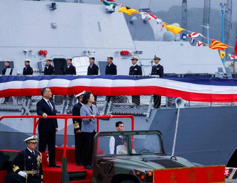 台湾总统蔡英文（中）星期二在国防部长邱国正（左）和海军司令唐华上将陪同下，在苏澳港检阅两艘自制的沱江级导弹巡逻舰。