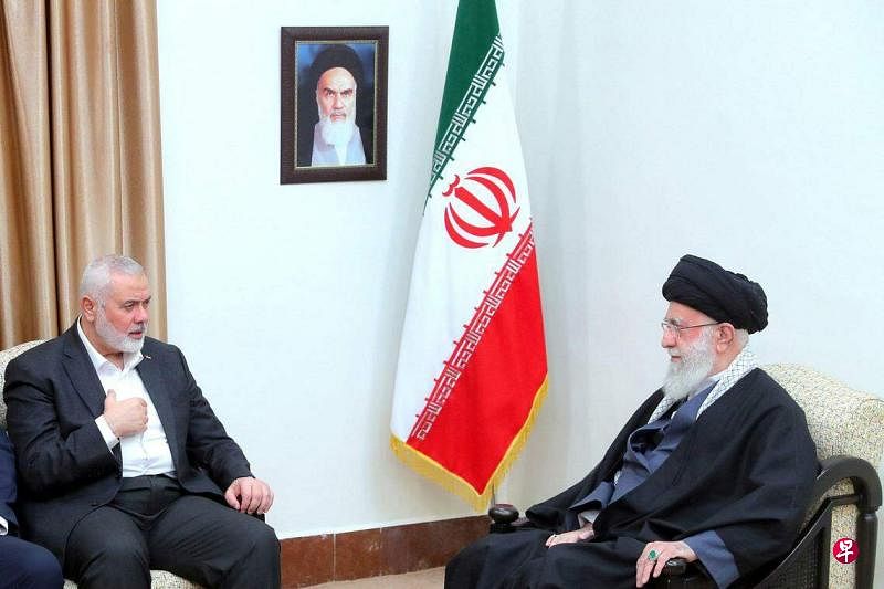 3月26日，伊朗最高领袖哈梅内伊（右）在德黑兰与哈马斯政治局领导人哈尼亚（左）会面。（路透社）