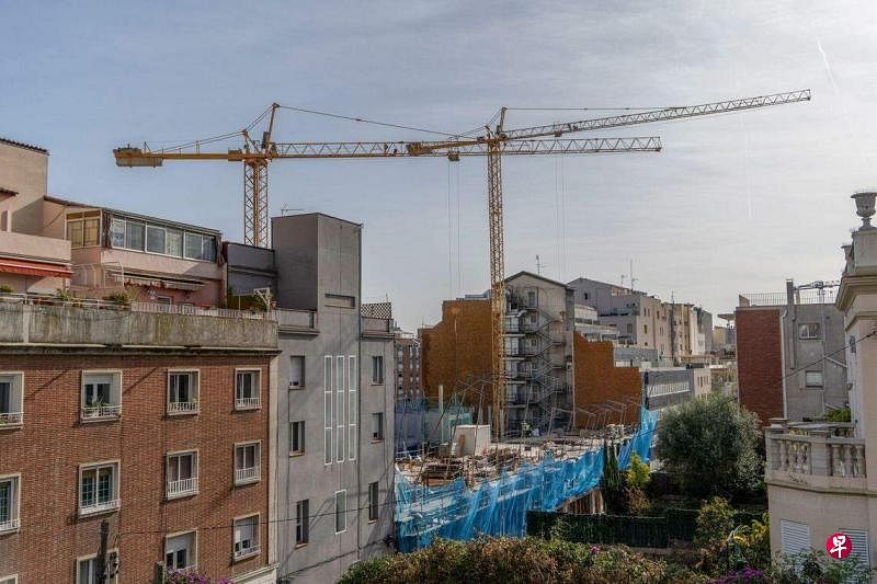 欧元区预料很快能摆脱近期的疲软局面。照片为西班牙巴塞罗那的格拉西亚区一处建筑工地。（彭博社）