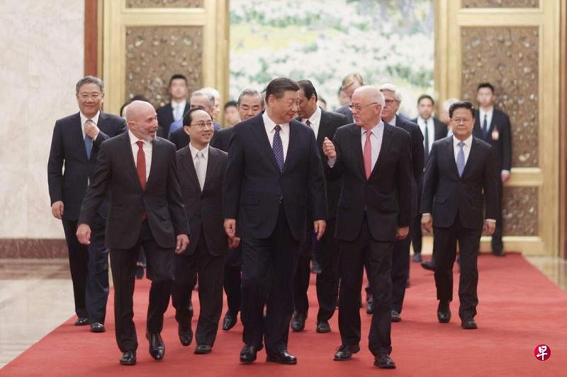 中国国家主席习近平（前排中）3月27日在北京人民大会堂会见美国商界领袖，包括美中关系全国委员会董事会主席、安达保险首席执行官格林伯格（前排左）和美中关系全国委员会会长欧伦斯（前排右）。（中新社）