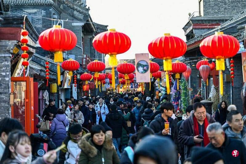 2月7日，大批人潮在北京前海一条春节气息浓郁的街道上逛街。（法新社）
