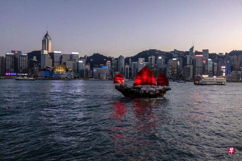 香港特区政府官员说，港府有信心达成2025年前吸引超过200个家办的目标。图为帆船和渡轮在香港维多利亚港航行。（彭博社）